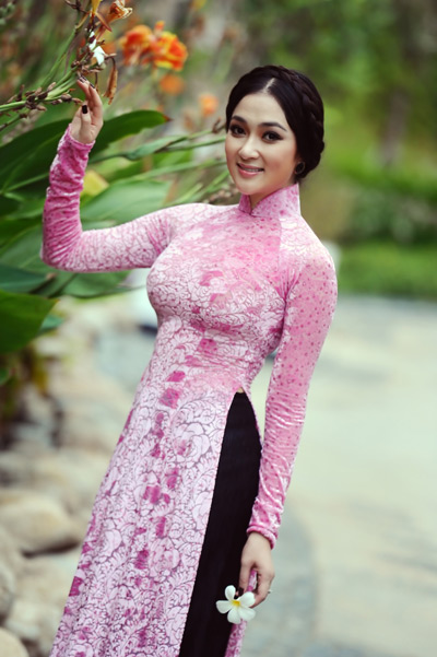 chon-ao-dai-dep-nhu-hoa-hau-nguyen-thi-huyen-9