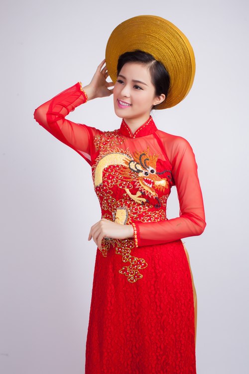 co-dau-long-lay-voi-ao-dai-long-phung-2