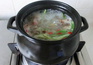 cung-nhau-vao-bep-lam-mon-canh-suon-nau-nam-4