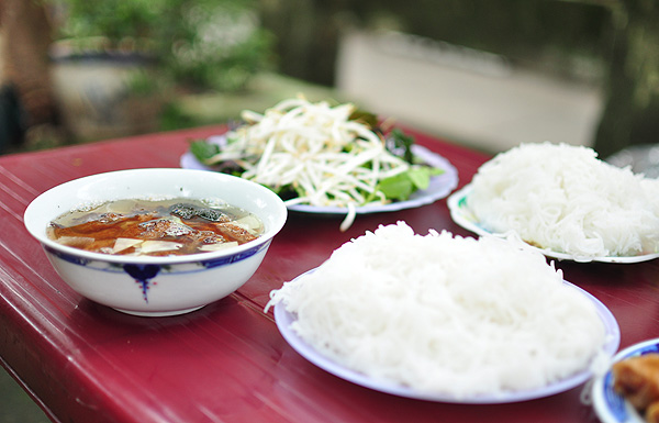 cuoi-tuan-qua-vinh-ho-an-bun-cha-1