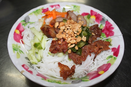 den-cho-thanh-da-an-com-ga-chien-bun-thit-nuong-ngon-3