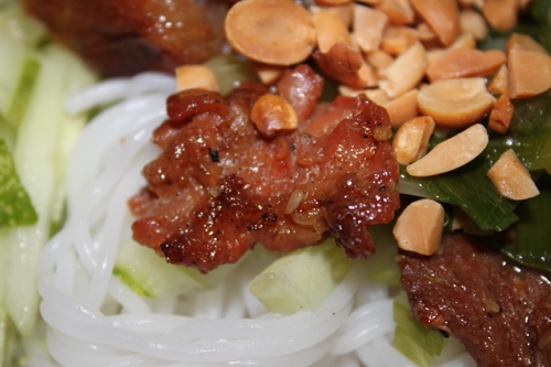 den-cho-thanh-da-an-com-ga-chien-bun-thit-nuong-ngon-5