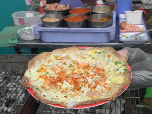 den-sai-gon-thuong-thuc-pizza-via-he-1