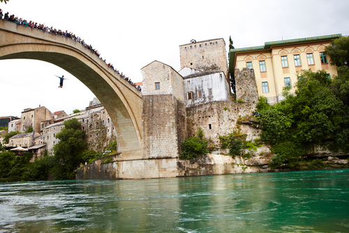 dich-vu-nhay-cau-mua-vui-o-bosnia-1