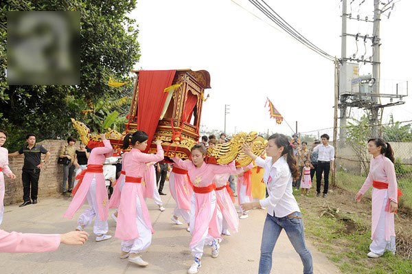 doc-dao-trinh-nu-ruoc-kieu-xoay-hoi-lang-tho-khoi-1