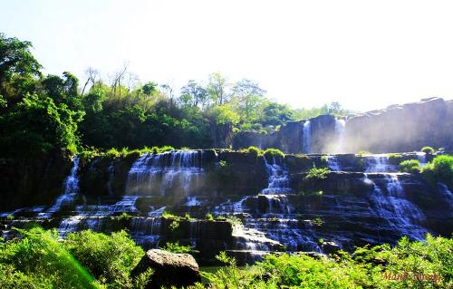 don-binh-minh-tren-ngon-thac-pongour-da-lat-5