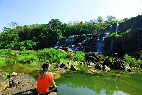 don-binh-minh-tren-ngon-thac-pongour-da-lat-7