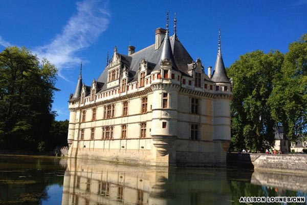 ghe-tham-nhung-lau-dai-tram-mac-ben-thung-lung-song-loire-6