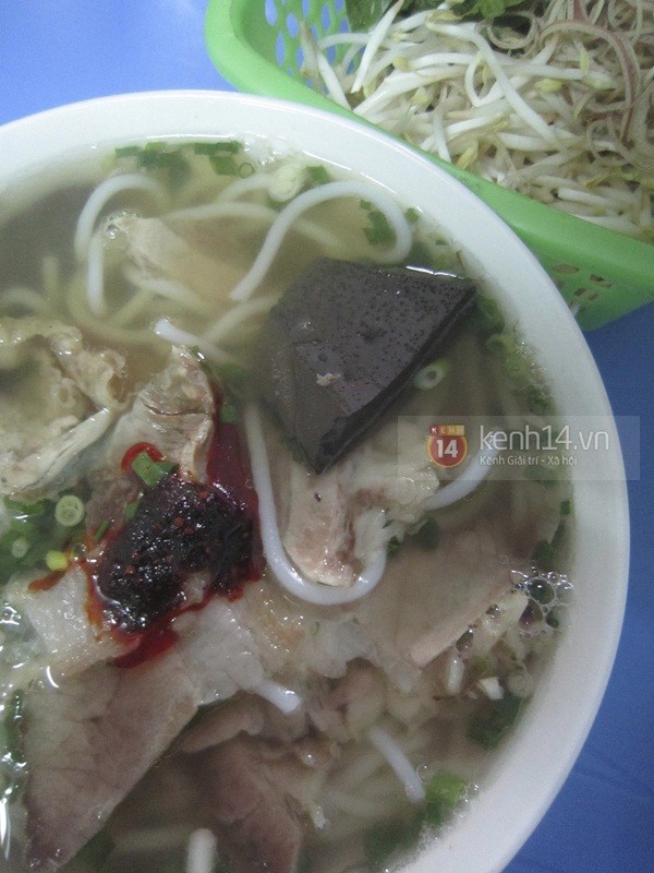 ha-noi-dao-qua-khu-pho-co-an-bun-bo-hue-cuc-ngon-2