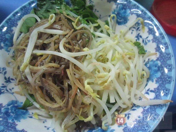 ha-noi-dao-qua-khu-pho-co-an-bun-bo-hue-cuc-ngon-8