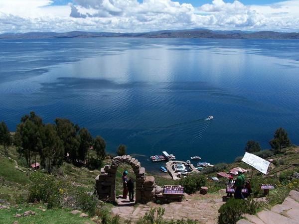 ho-nuoc-titicaca-thanh-dia-tren-day-andes-14