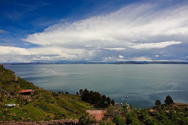 ho-nuoc-titicaca-thanh-dia-tren-day-andes-9