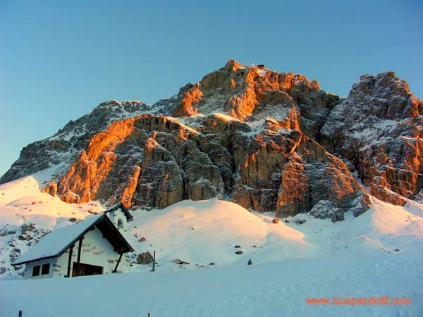 hoang-hon-tren-dinh-nui-tuyet-dolomites-3