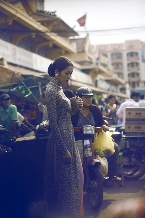 hoc-cach-mac-ao-dai-de-cuon-hut-nhu-tang-thanh-ha-2