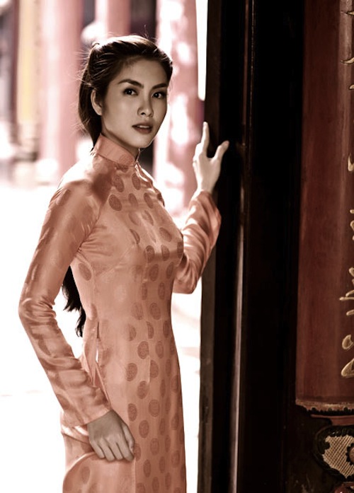 hoc-cach-mac-ao-dai-de-cuon-hut-nhu-tang-thanh-ha-33