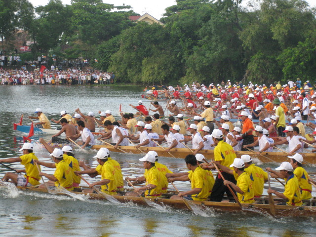 hoi-dua-thuyen-o-quang-binh-1