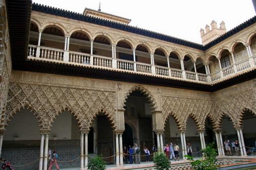 hu-ao-cung-dien-alcazar-o-sevilla-1