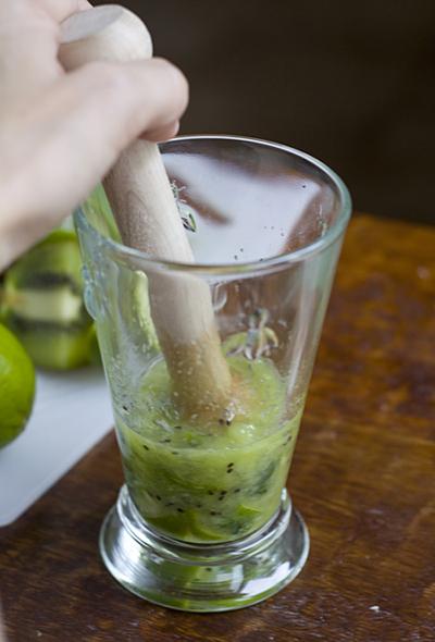 huong-dan-cach-lam-sang-khoai-voi-mojito-kiwi-2