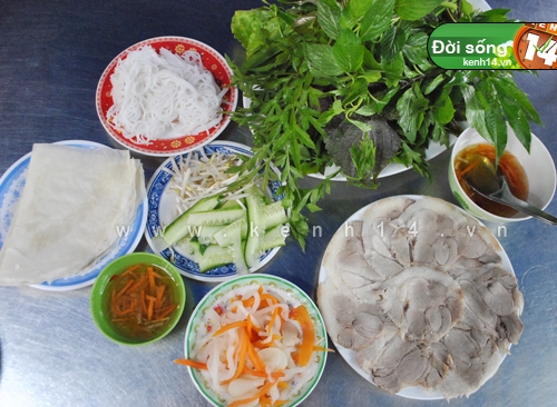 kham-pha-mot-hang-banh-trang-cuon-thit-tai-sai-gon-1