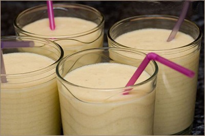 lam-sao-de-pha-che-smoothies-chuoi-2