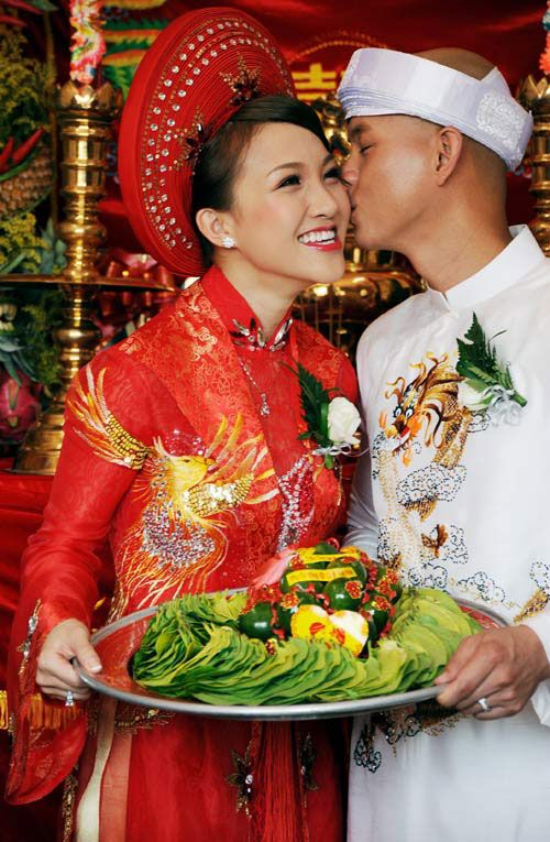 mac-ao-dai-hay-vay-trong-le-an-hoi-2