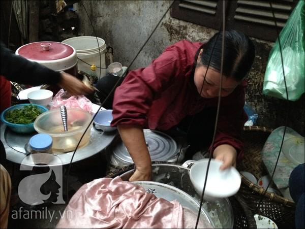 ngay-dong-lanh-kham-pha-3-quan-banh-duc-nong-nuc-tieng-ha-noi-8