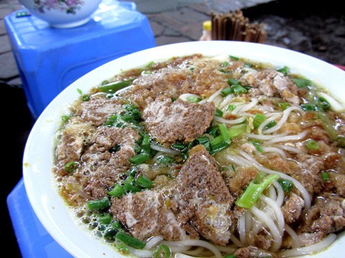 nhung-quan-bun-mien-trong-ngo-hem-van-dat-khach-1