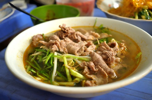 nhung-quan-bun-mien-trong-ngo-hem-van-dat-khach-9