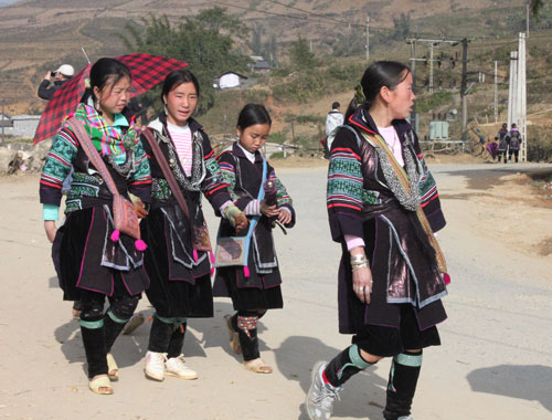 phong-tuc-cuoi-hoi-doc-dao-cua-nguoi-hmong-1