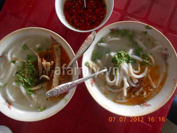 quan-banh-da-canh-nuong-chi-6000-dong-2