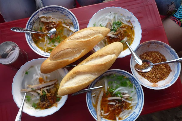 quan-banh-da-canh-nuong-chi-6000-dong-7