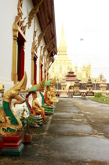 sac-vang-tuyet-dep-o-pha-that-luang-12