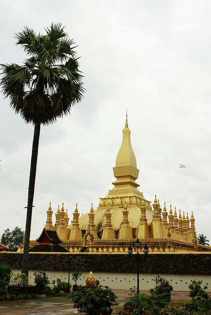 sac-vang-tuyet-dep-o-pha-that-luang-2