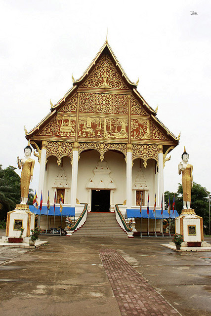 sac-vang-tuyet-dep-o-pha-that-luang-6