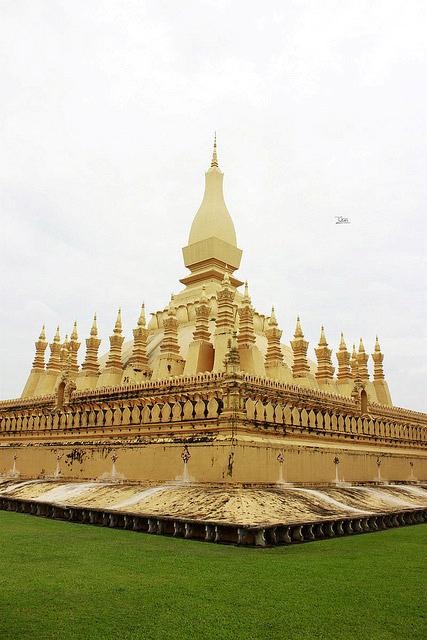 sac-vang-tuyet-dep-o-pha-that-luang-7