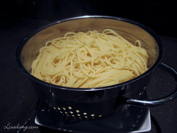 spaghetti-xao-nam-ngon-mieng-de-lam-2