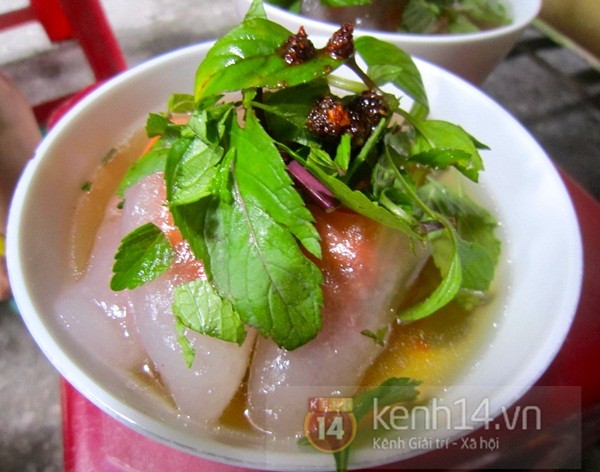 thuong-thuc-banh-bot-loc-gia-truyen-cuc-ngon-pho-hong-mai-ha-noi-1