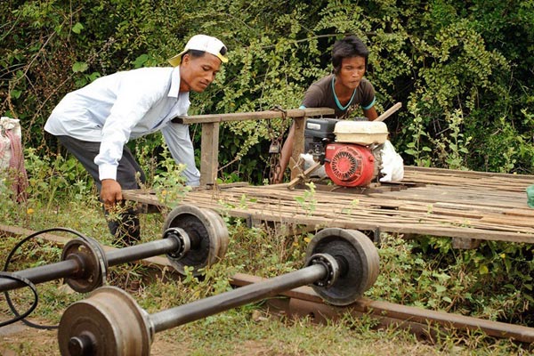 trai-nghiem-di-chuyen-bang-tau-tre-o-campuchia-1