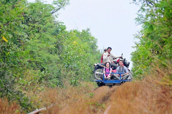 trai-nghiem-di-chuyen-bang-tau-tre-o-campuchia-7