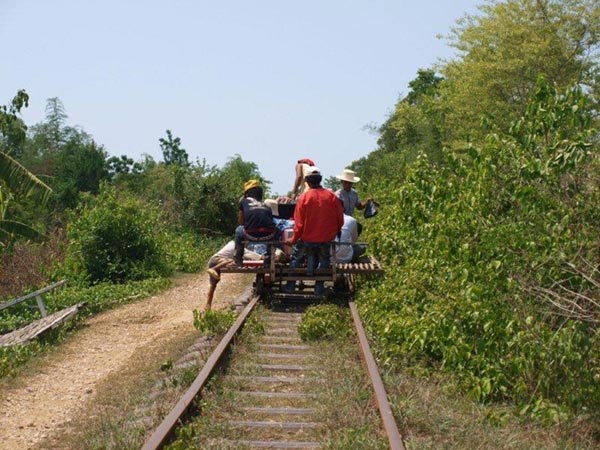 trai-nghiem-di-chuyen-bang-tau-tre-o-campuchia-9