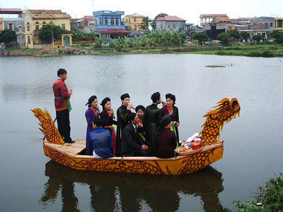 tray-hoi-chua-cham-khe-nghe-hat-quan-ho-2