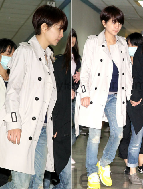 trench-coat-kinh-dien-cua-burberry-lam-me-met-sao-au-a-14