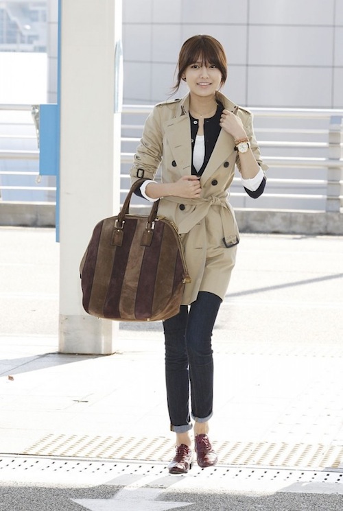 trench-coat-kinh-dien-cua-burberry-lam-me-met-sao-au-a-16