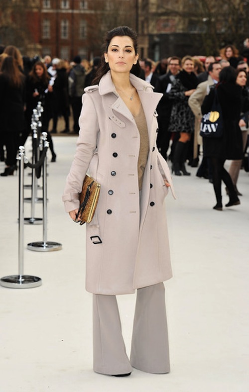 trench-coat-kinh-dien-cua-burberry-lam-me-met-sao-au-a-21