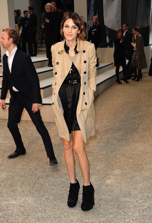 trench-coat-kinh-dien-cua-burberry-lam-me-met-sao-au-a-3