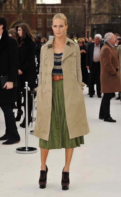 trench-coat-kinh-dien-cua-burberry-lam-me-met-sao-au-a-7