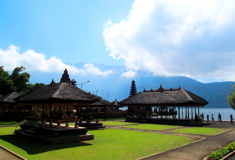 ulun-danu-ngoi-den-day-mau-sac-2