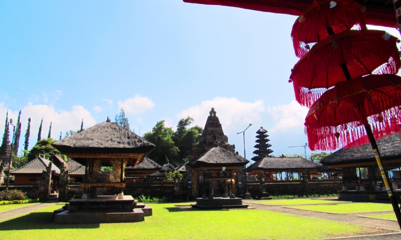 ulun-danu-ngoi-den-day-mau-sac-3