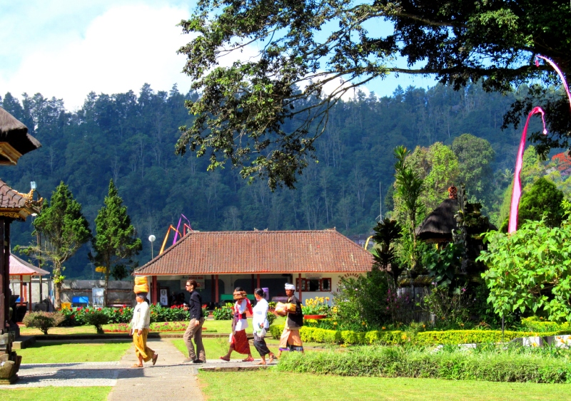 ulun-danu-ngoi-den-day-mau-sac-6