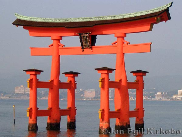 van-hoa-nhat-qua-canh-cong-thien-torii-1